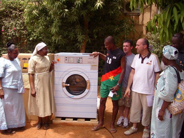 Donazione di una lavatrice al Centro Home Kisito