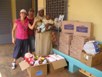 Barbara e Vincenzo consegnano latte, giochi e vestiario all'orfanotrofio Home Kisito