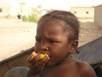 Una bimba mangia il mango